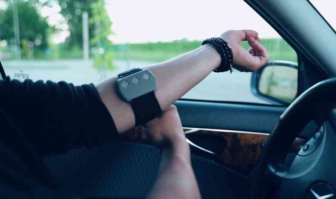 Steer, le bracelet anti endormissement au volant