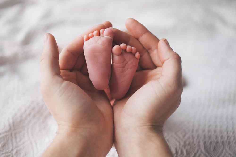 Phénomène rare, une femme accouche d'un bébé encore dans la poche des eaux