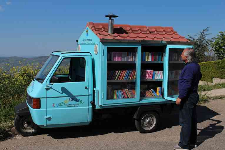 Bibliomotocarro, la camionnette-bibliothèque itinérante pour sensibiliser les enfants à la lecture