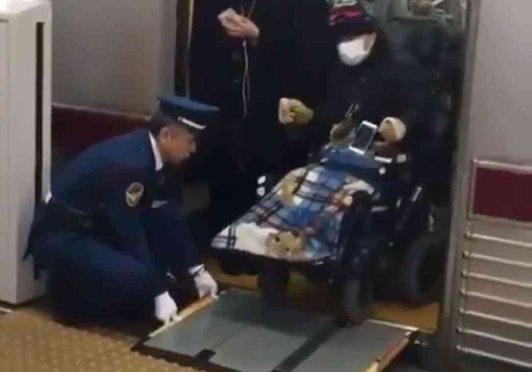 Quand une personne se déplaces en fauteuil roulant au Japon, le personnel de la gare l'aide a monter (et descendre) de son wagon