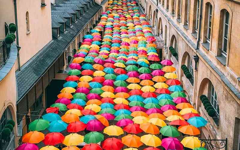Un ciel de 800 parapluies déployé dans une rue de Paris