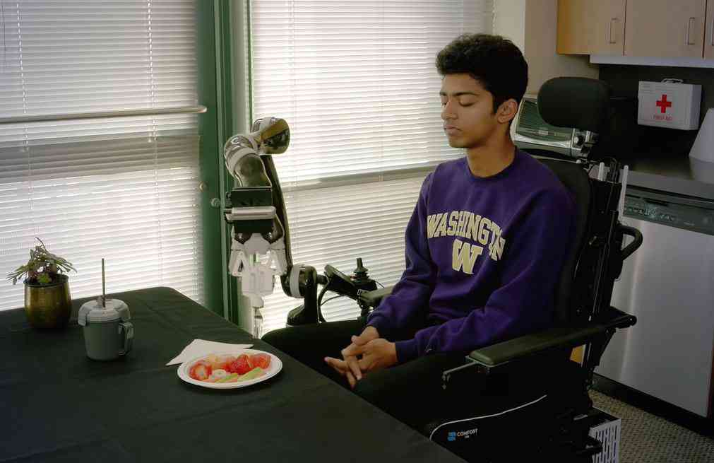 Ce bras robotisé aide les personnes handicapés à se nourrir sans dépendre des autres