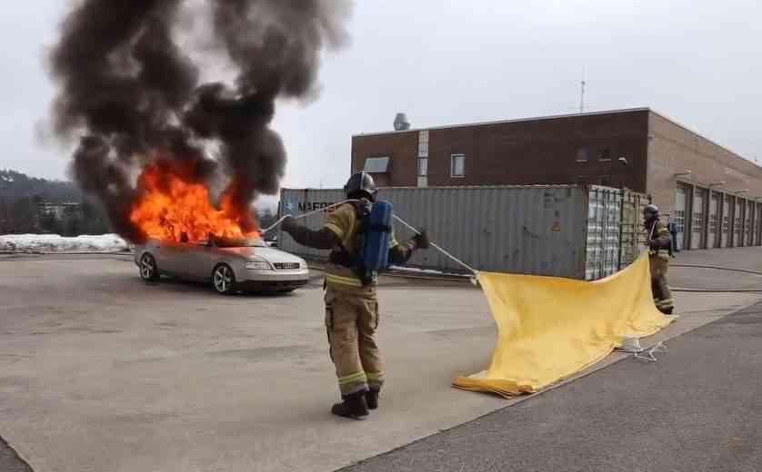 Une société norvégienne à inventé une "super couverture" pour éteindre les feux de voiture