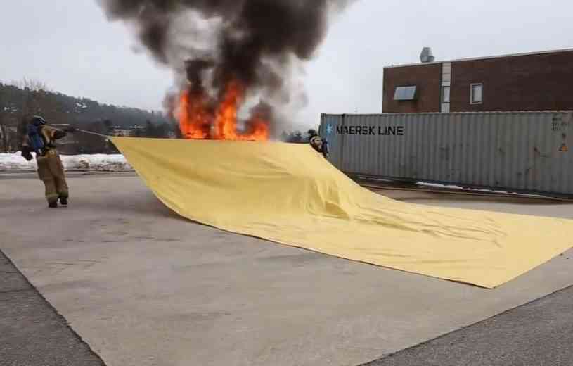 Une société norvégienne à inventé une "super couverture" pour éteindre les feux de voiture