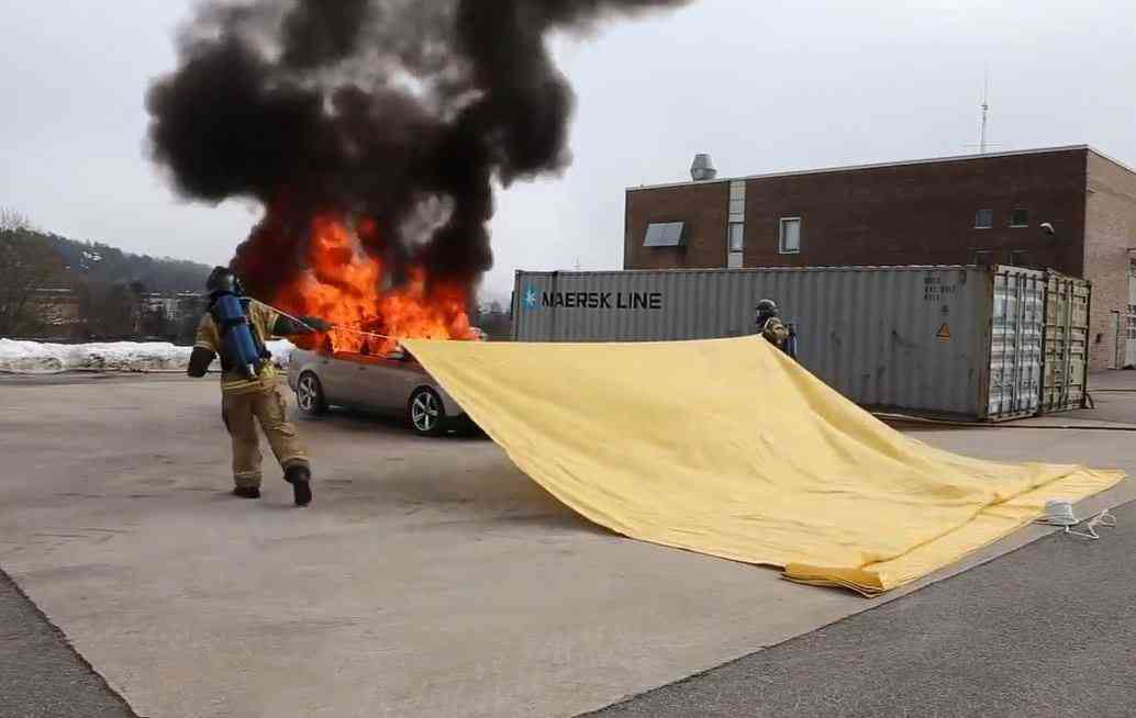 Une société norvégienne à inventé une "super couverture" pour éteindre les feux de voiture