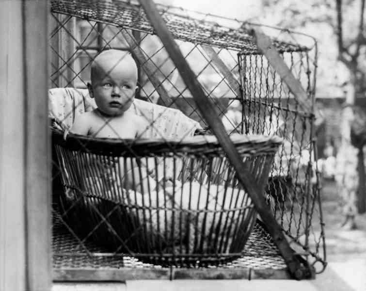 Dans les années 30, on suspendait les bébés dans des cages aux fenêtres, pour leur faire prendre l'air...