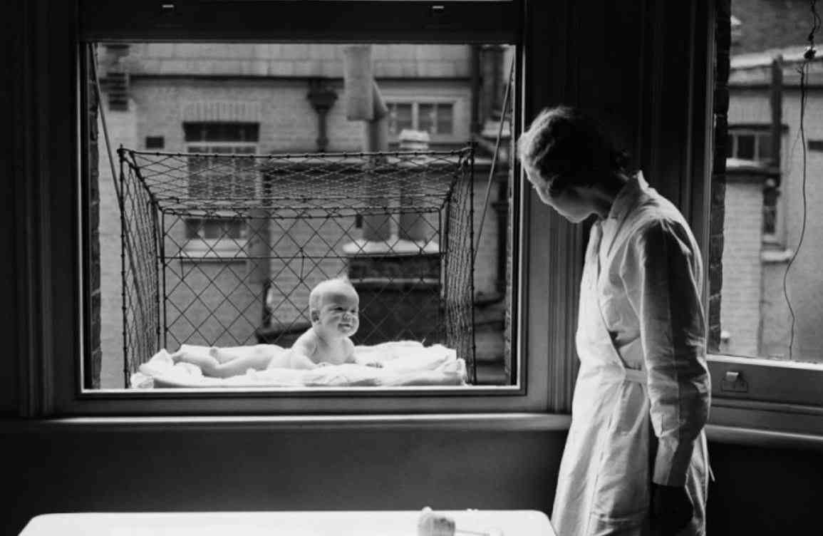 Dans les années 30, on suspendait les bébés dans des cages aux fenêtres, pour leur faire prendre l'air...