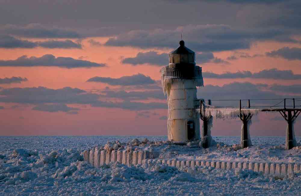 Découvrez les étonnantes photos du lac Michigan, recouvert d'écailles de glace...