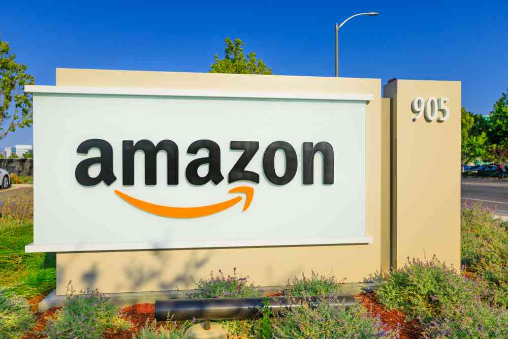 Chez Amazon, c'est un algorithme qui licencie automatiquement les employés pas assez "productifs"...