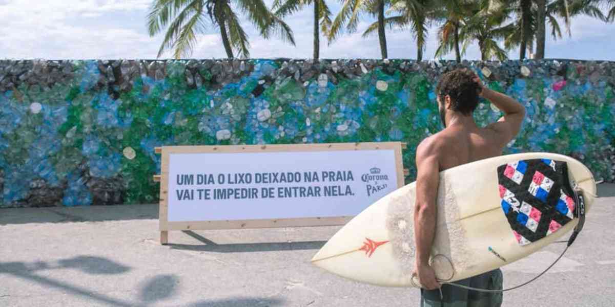 Corona bloque la plage d'Ipanema avec un mur de plastique pour mettre en évidence la pollution des océans