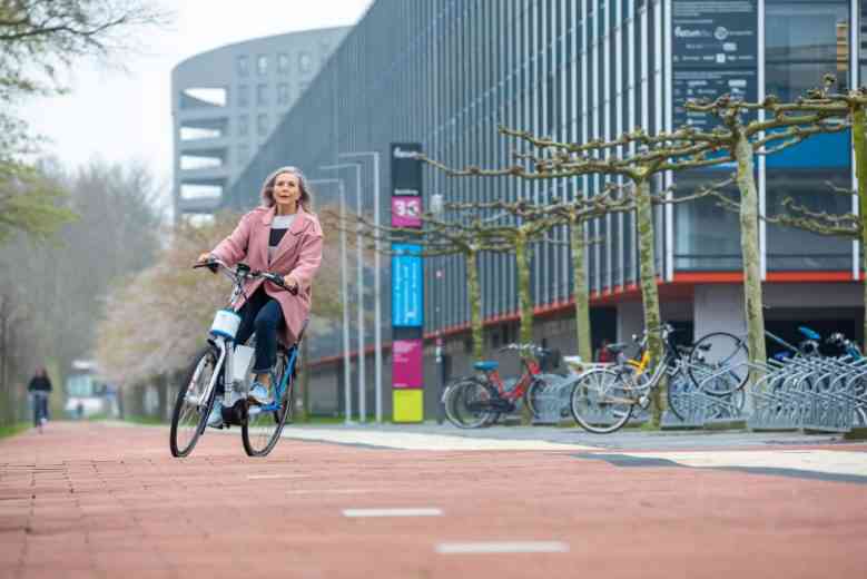 TU Delft, le moteur et stabilisateur de vélo électrique intégré dans le guidon qui réduit les chutes