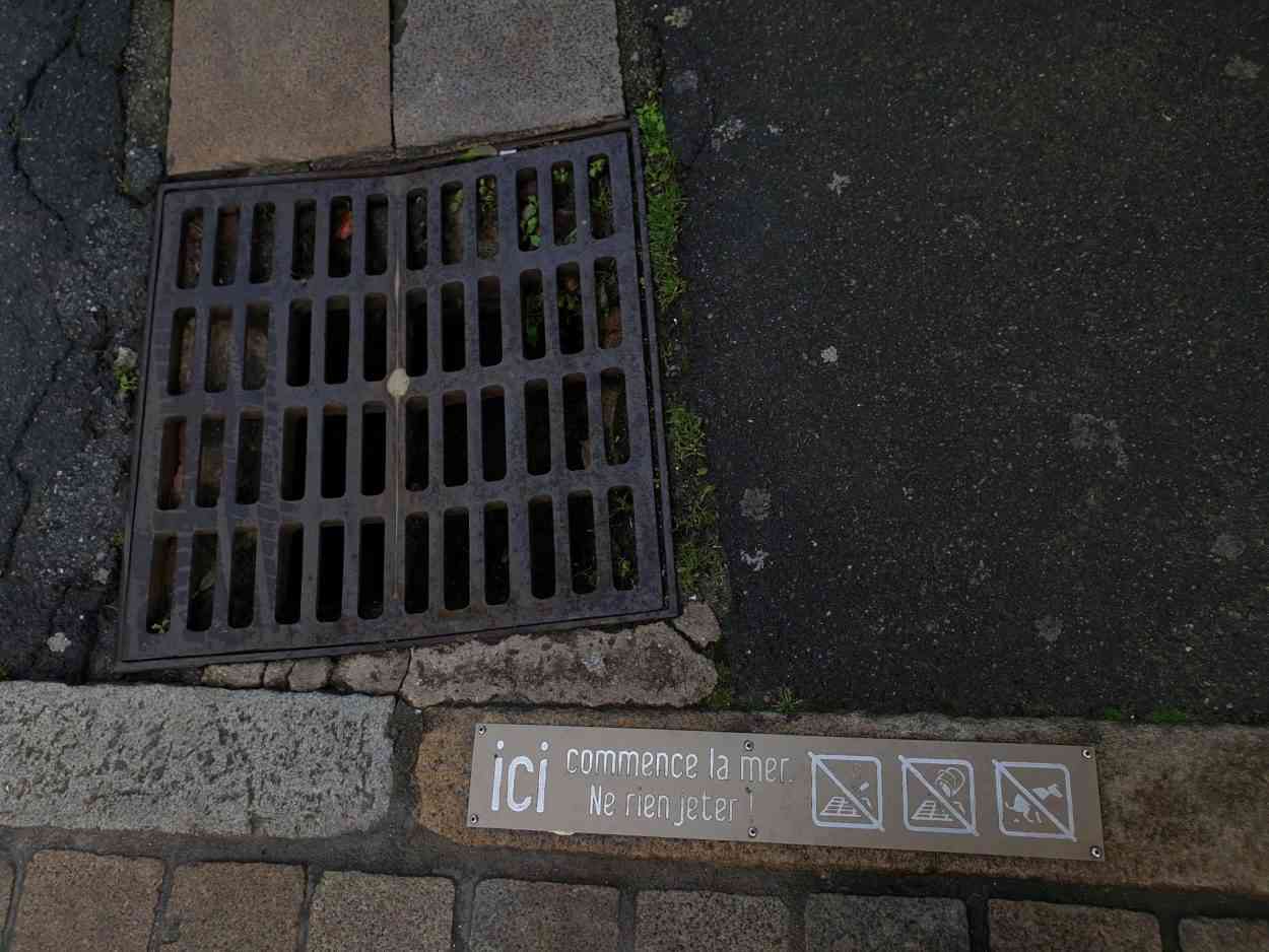 Plus de 400 plaques "Ici Commence La Mer" vont être posées sur les égouts proches du littoral