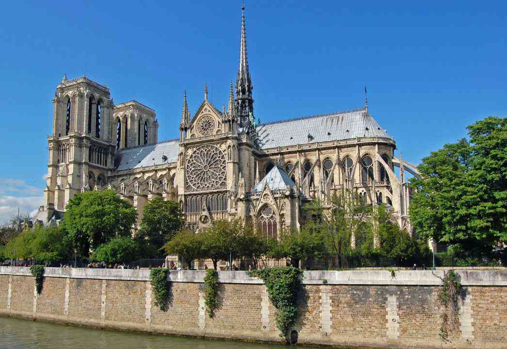 Cette vidéo permet de visiter Notre Dame de Paris en réalité virtuelle, telle qu'elle était avant l'incendie...