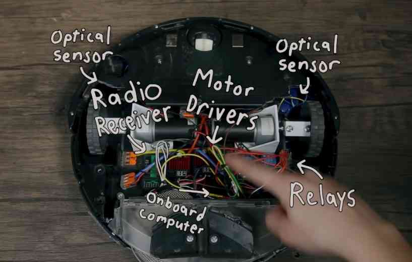 Il modifie sont robot aspirateur pour qu'il pousse des hurlements quand il se cogne