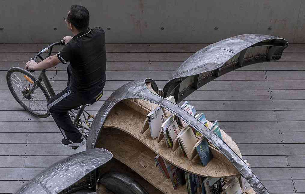 Les ailes de ce vélo coccinelle cachent une petite bibliothèque mobile pour les enfants de Chine