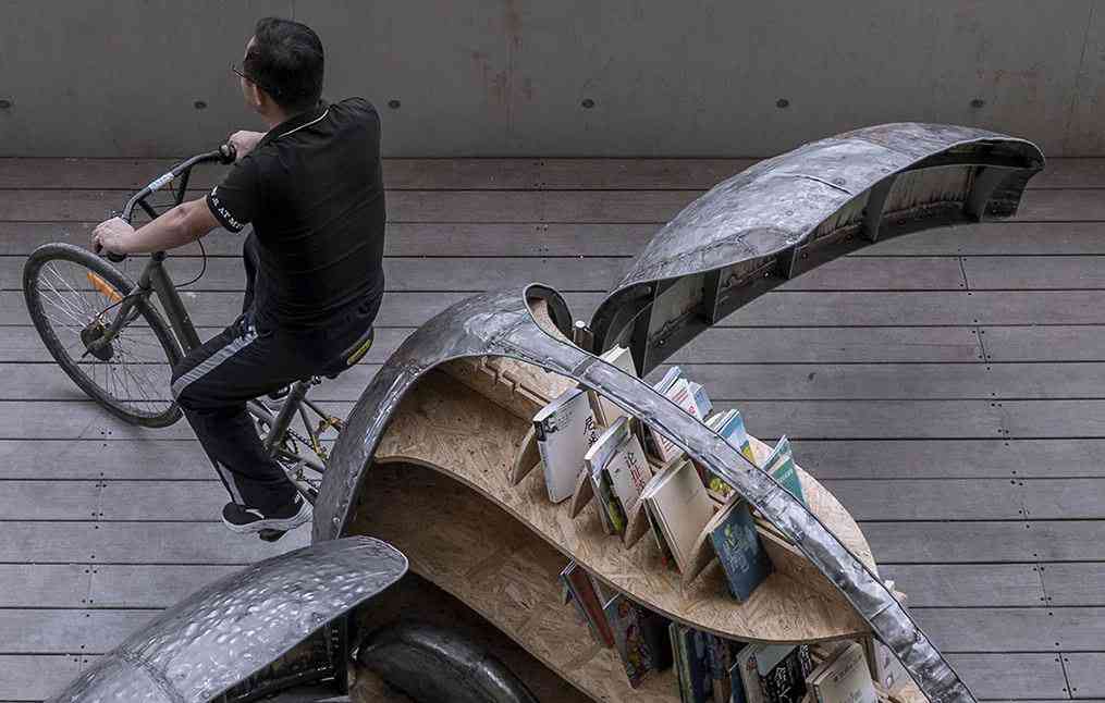 Les ailes de ce vélo coccinelle cachent une petite bibliothèque mobile pour les enfants de Chine