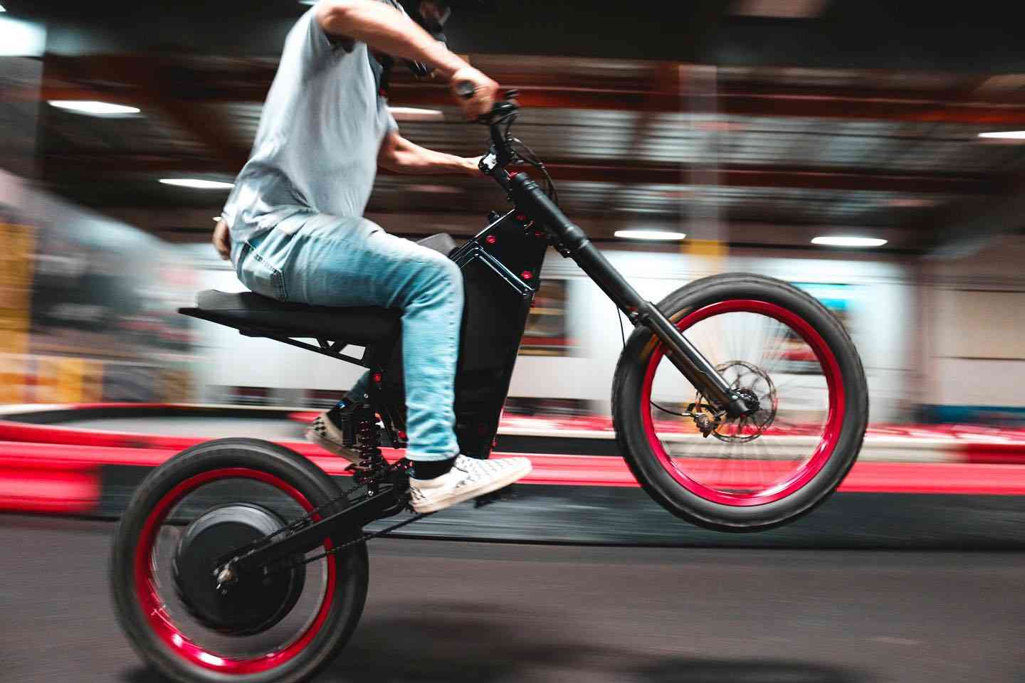 CAB Motorworks : Recon, le vélo électrique qui accélère de 0 à 80 km/h en 5 secondes