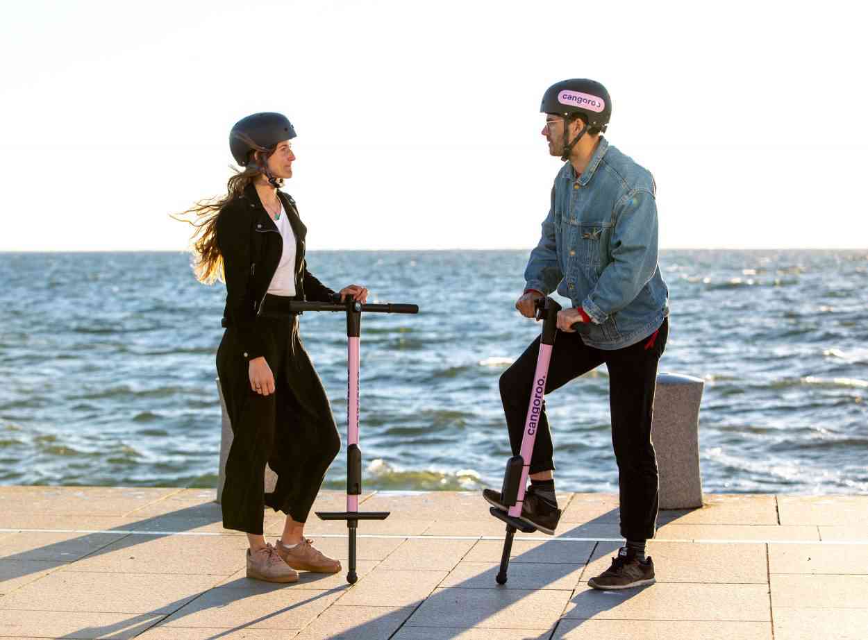 Oubliez les trottinettes, le bâton sauteur en libre service débarque bientôt dans nos villes ?