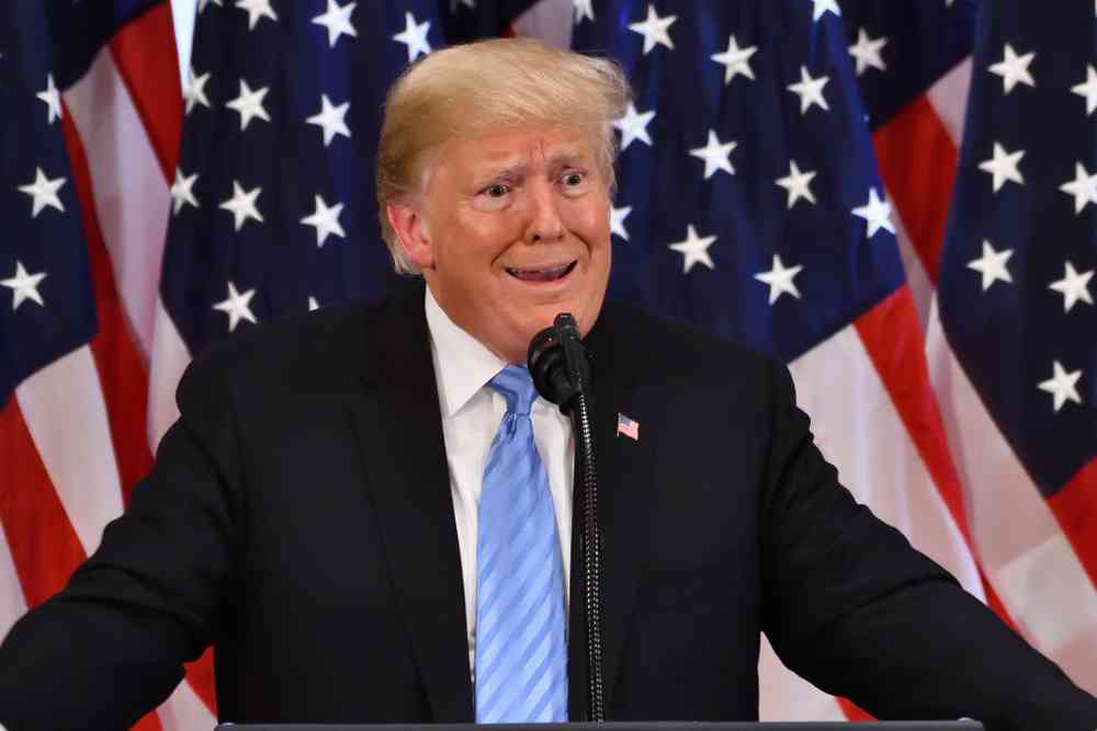 Pour dénoncer sa politique anti écologie, un anglais accueil Donald Trump avec un pénis géant...