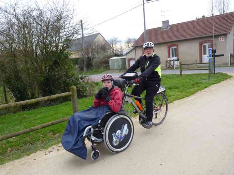 Il invente un guidon de vélo génial qui s'adapte aux fauteuils roulants