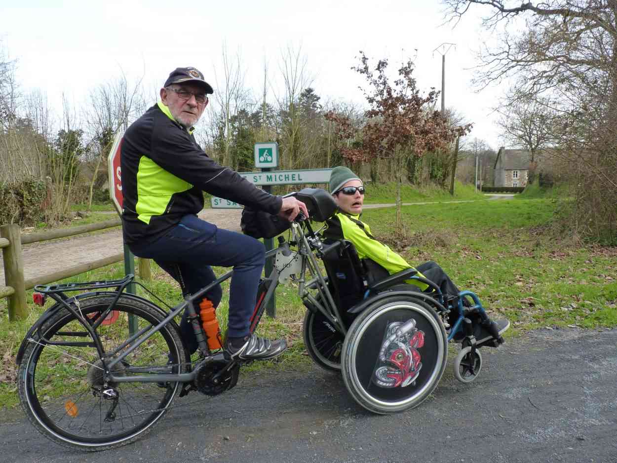 Il invente un guidon de vélo génial qui s'adapte aux fauteuils roulants