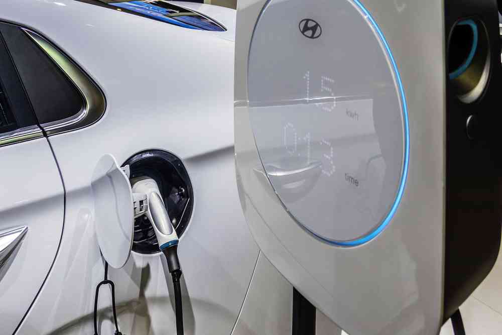 Paris : Il est possible de recharger sa voiture électrique directement sur un lampadaire de la ville