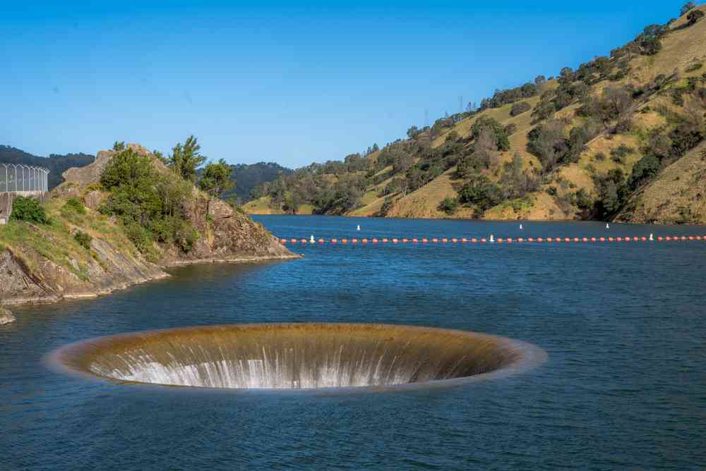 L’impressionnant (et terrifiant) système d’évacuation d'eau du lac Berryessa