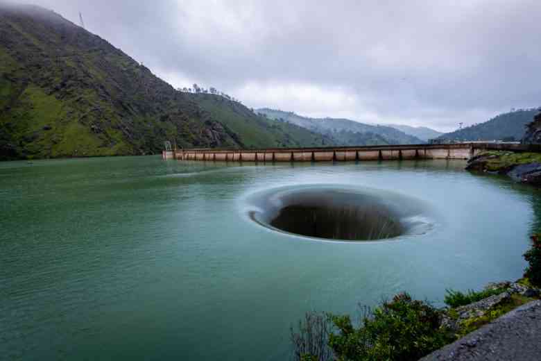 L’impressionnant (et terrifiant) système d’évacuation d'eau du lac Berryessa