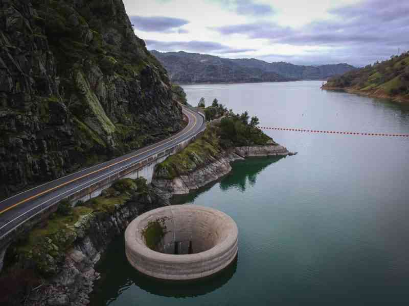 L’impressionnant (et terrifiant) système d’évacuation d'eau du lac Berryessa