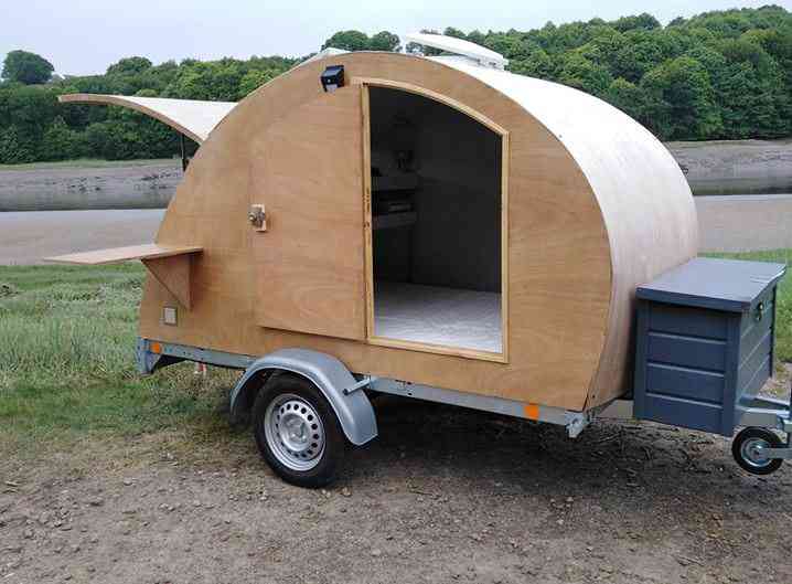 Ce jeune menuisier vient de fabriquer une magnifique mini-caravane en forme de goutte