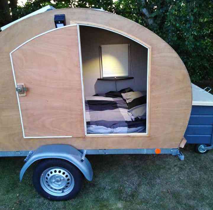  Ce jeune menuisier vient de fabriquer une magnifique mini-caravane en forme de goutte