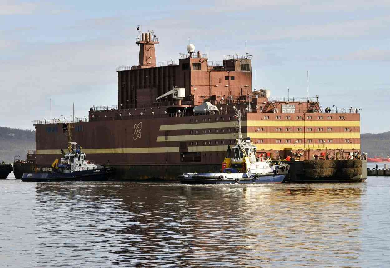 L’impressionnante (et inquiétante) centrale nucléaire flottante russe en route pour la Tchoukotka