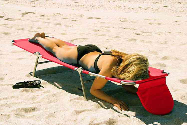 Une étonnante chaise longue de plage pour lire allongé sur le ventre