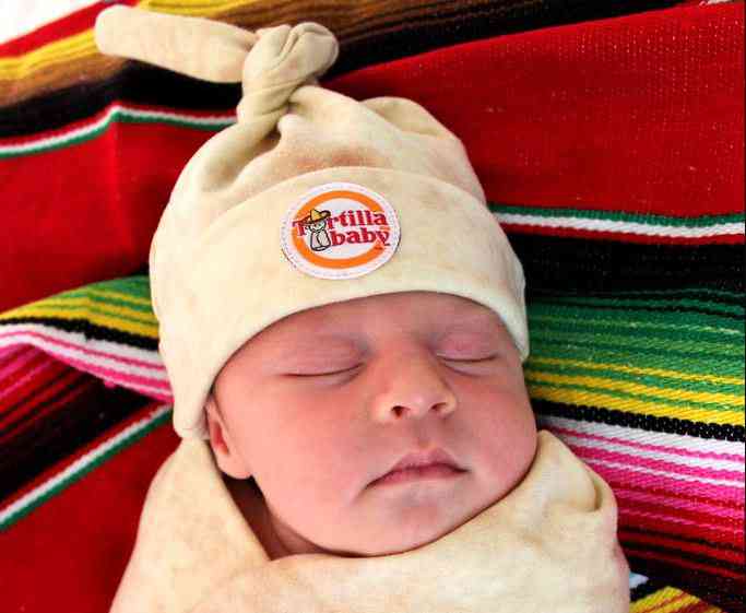 Cette couverture et ce bonnet transforme bébé en Burrito !
