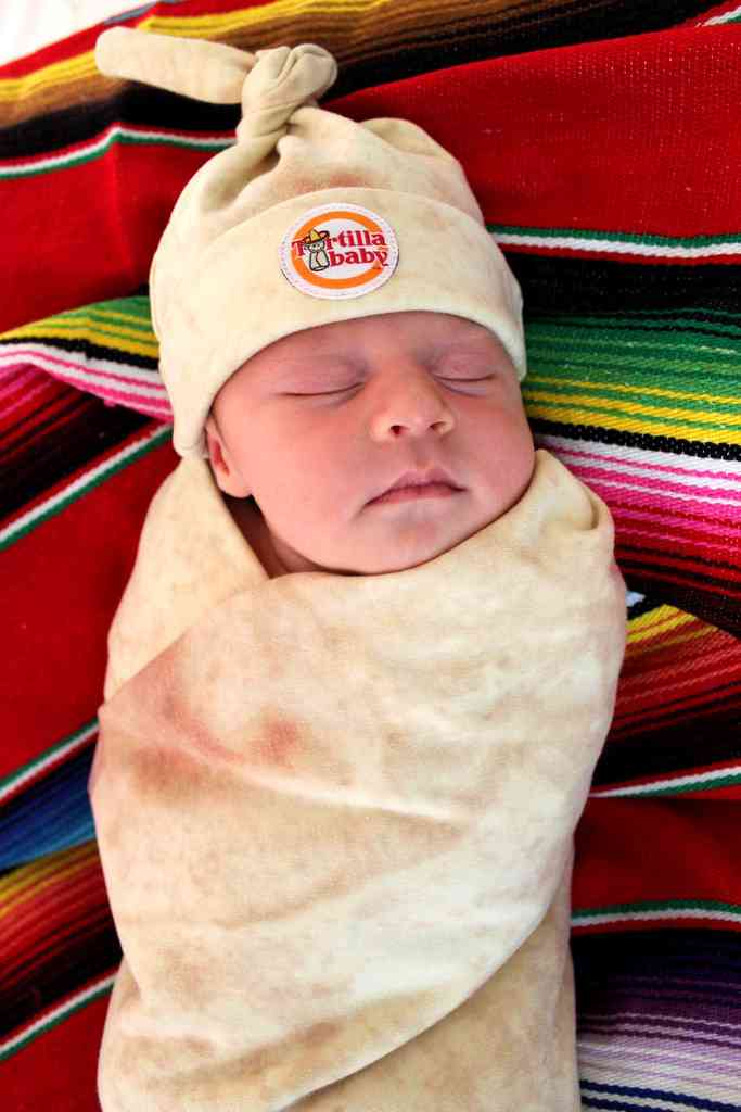 Cette couverture et ce bonnet transforme bébé en Burrito ! 