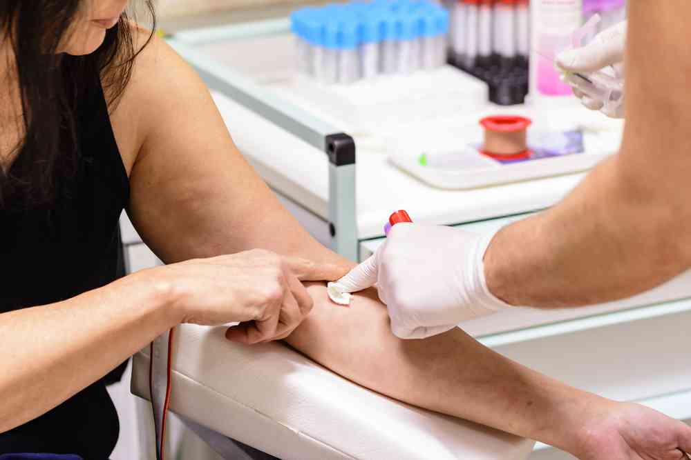 https://www.shutterstock.com/fr/image-photo/swab-pressed-onto-injection-site-during-521751805