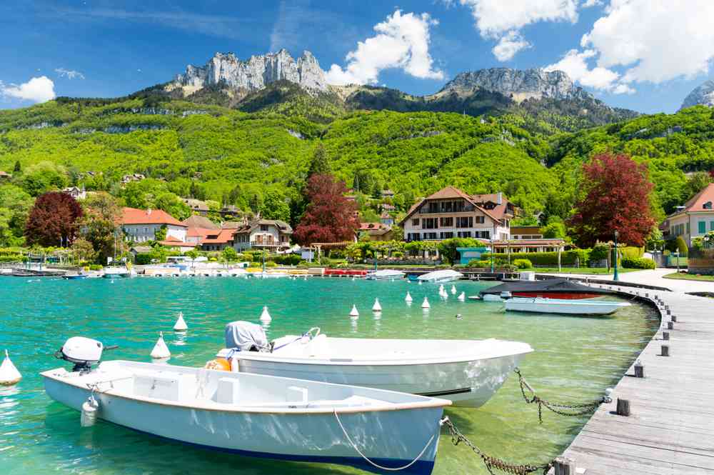 Cet inventeur de génie nettoie le lac d’Annecy avec sa propre invention, un bateau dépollueur