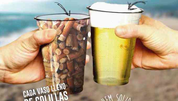 Dans ce bar de plage espagnol on vous offre un verre de bière contre un verre rempli de mégots