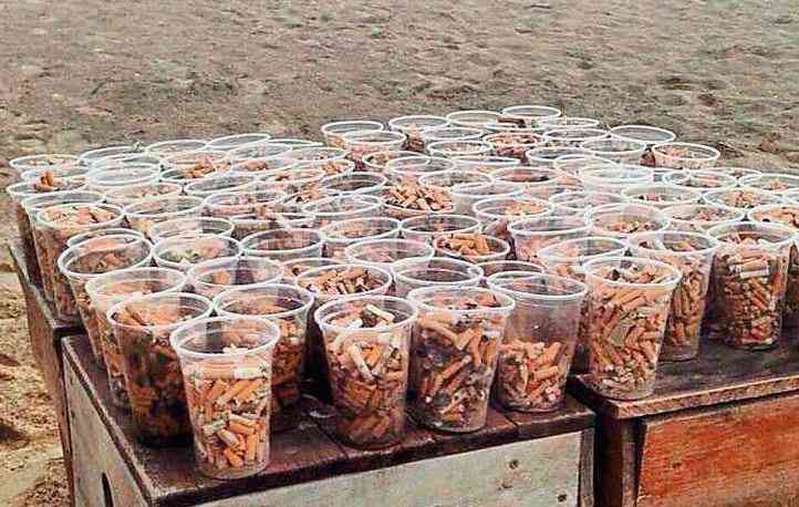 Dans ce bar de plage espagnol on vous offre un verre de bière contre un verre rempli de mégots