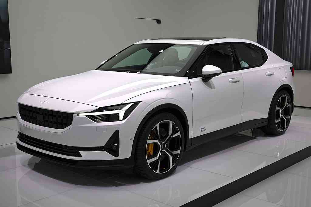 Découvrez la Polestar 2, la berline 100 % électrique qui va faire de l'ombre à la Tesla Model 3
