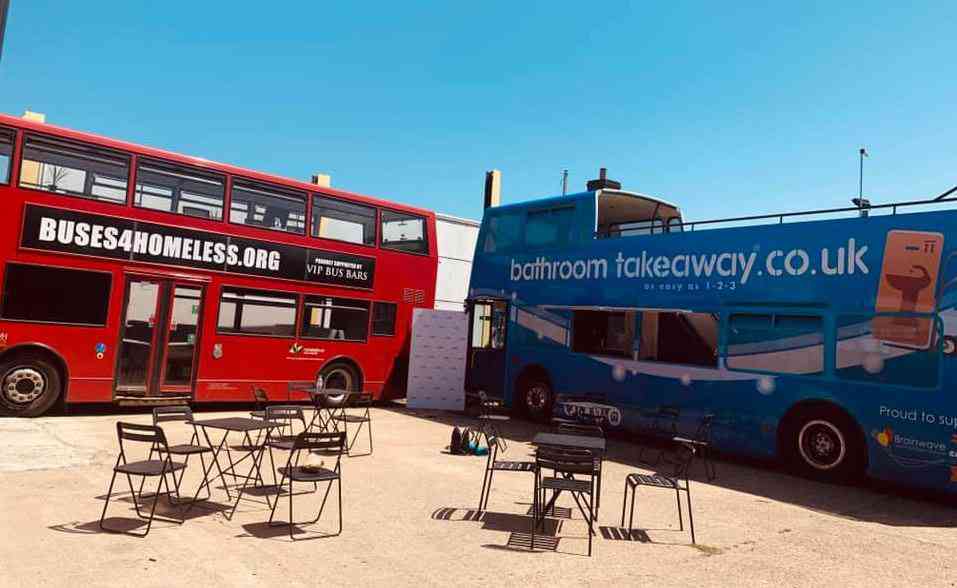 Cette association transforme les vieux bus londoniens en abri pour les SDF