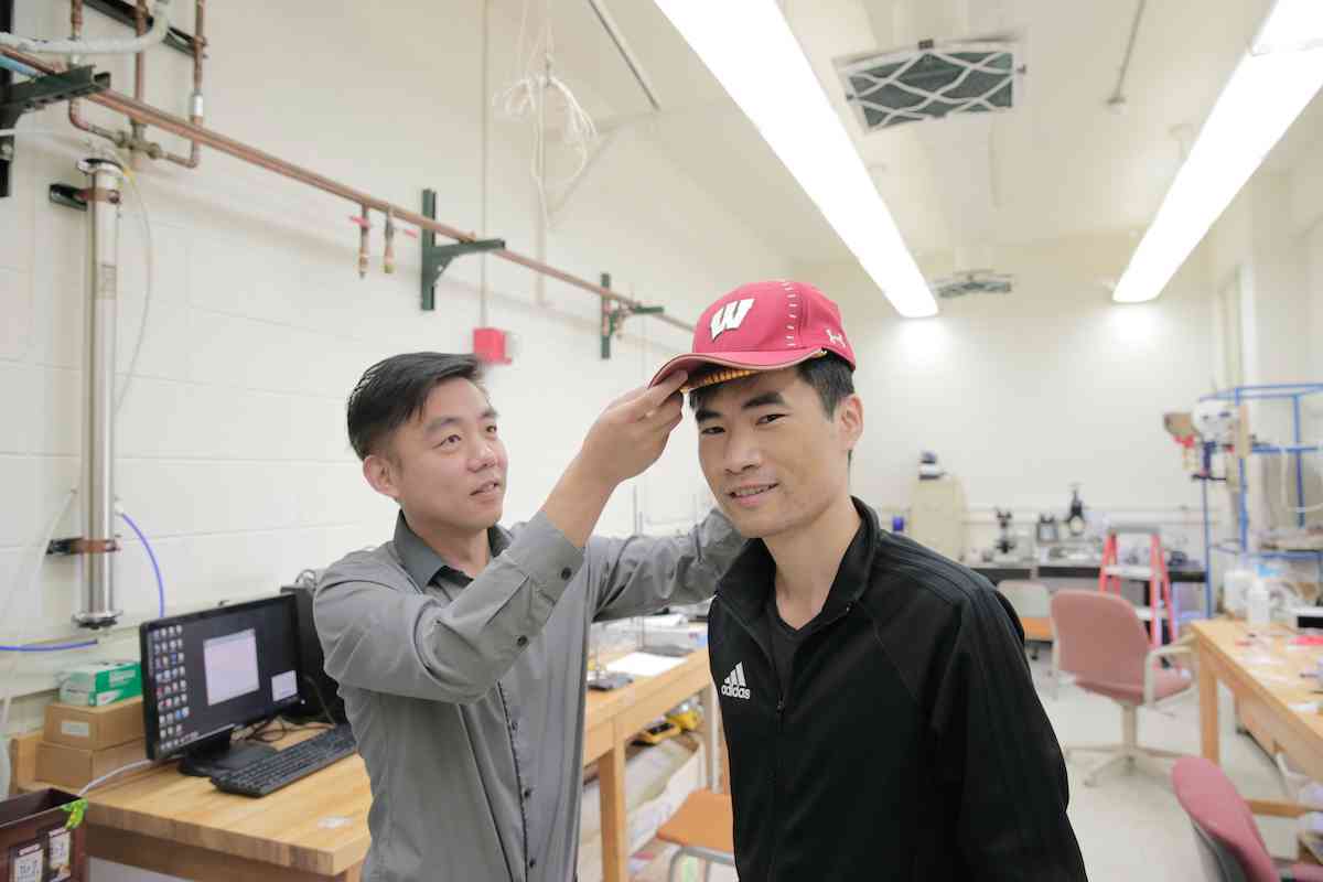 Calvitie : cette casquette "électrique" aide les cheveux à repousser