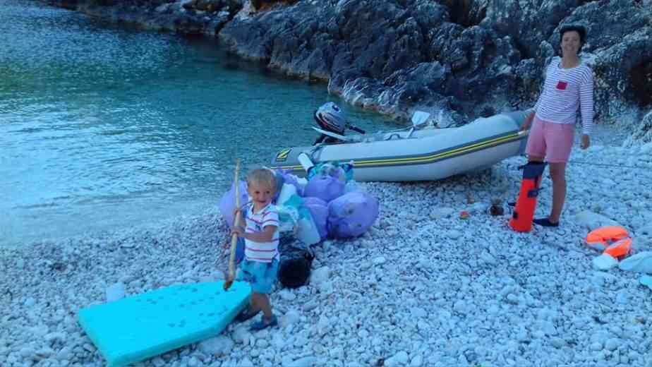 Pendant son périple de 6 mois à travers la Méditerranée, cette famille a nettoyé les plages jonchées de détritus