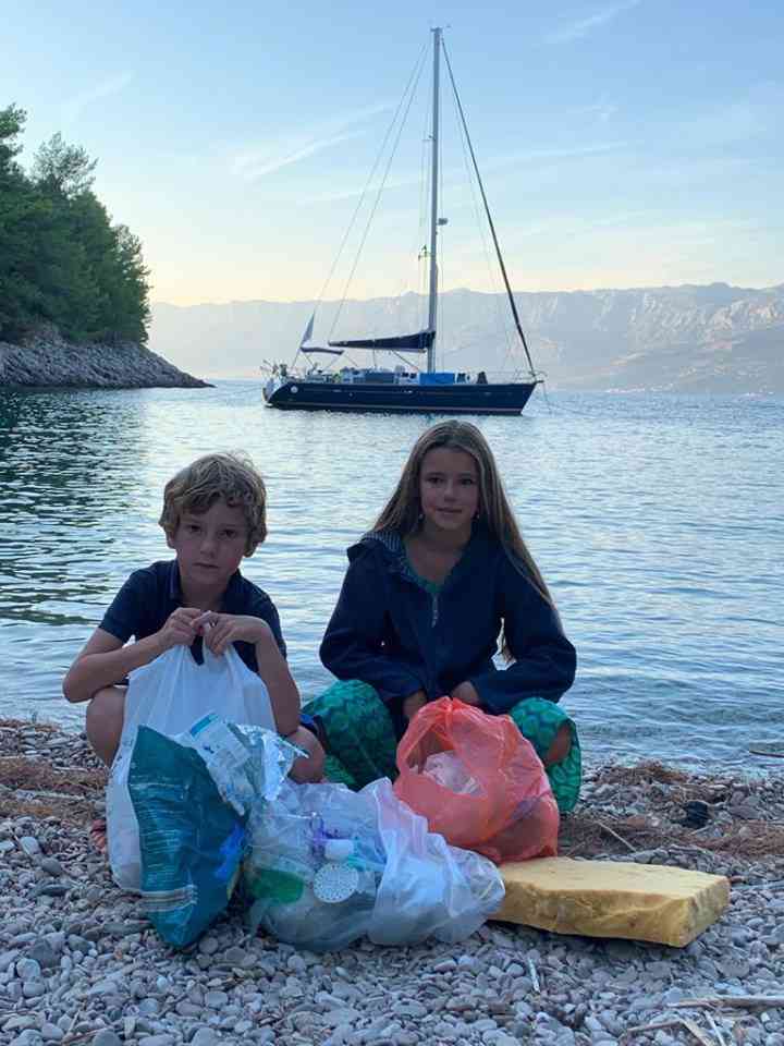 Pendant son périple de 6 mois à travers la Méditerranée, cette famille a nettoyé les plages jonchées de détritus