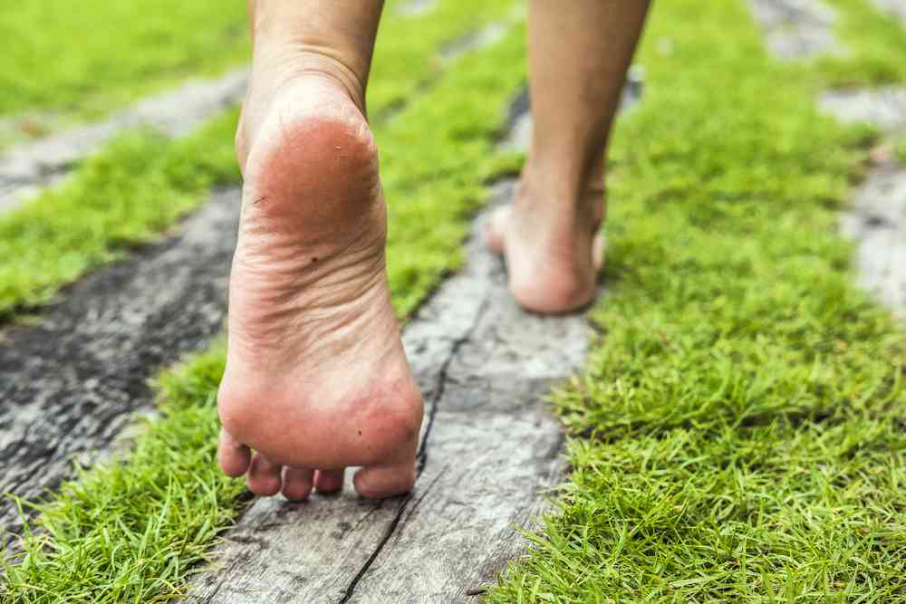 Selon certains kinésithérapeutes, marcher pieds nus serait excellent pour la santé