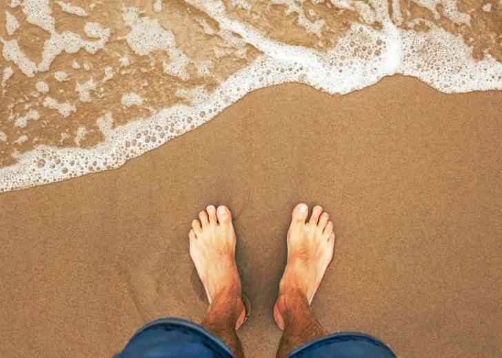 Selon certains kinésithérapeutes, marcher pieds nus serait excellent pour la santé