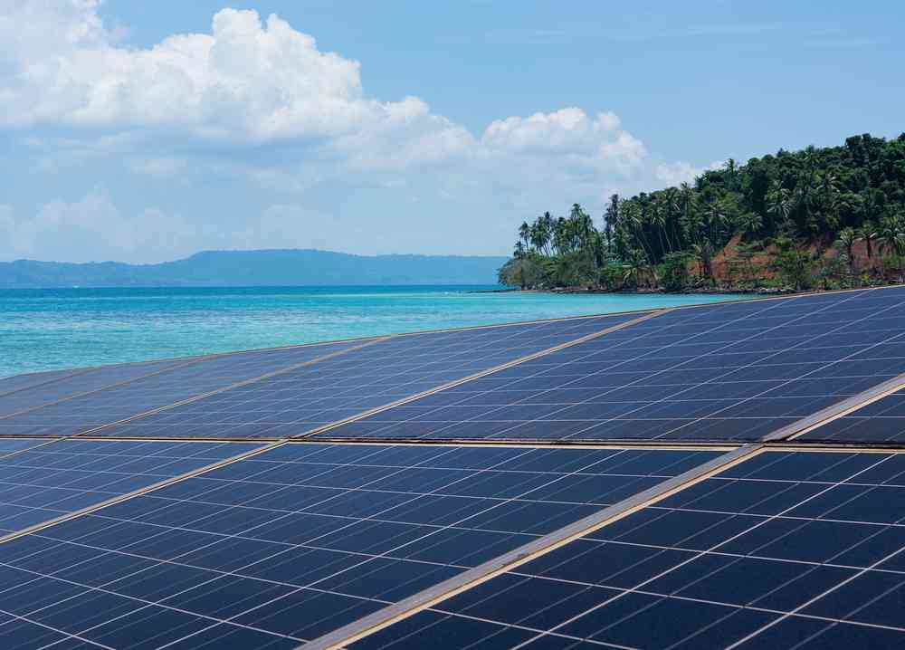 Des panneaux solaires qui transforment l'eau de mer en eau potable