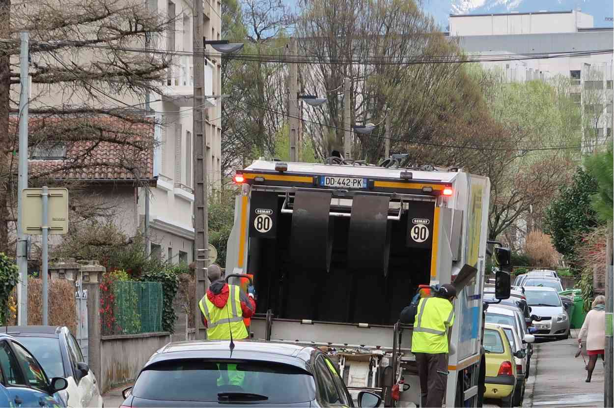 Grenoble : les poubelles vont être "pucées" pour réduire la taxe d’enlèvement de ceux qui jettent moins