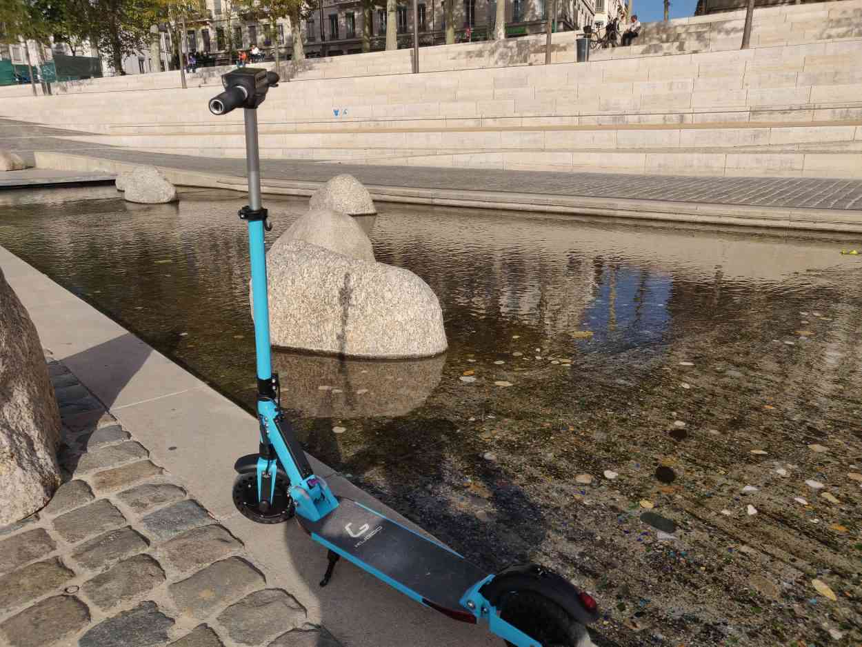 Une trottinette électrique bleu