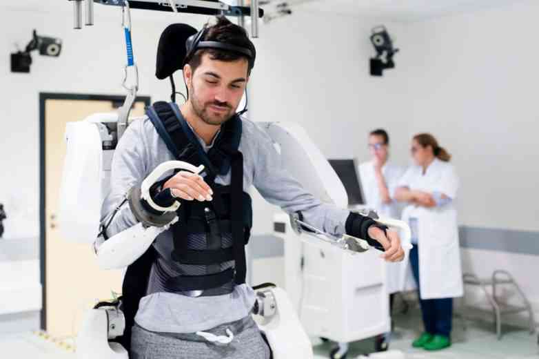 Clinatec : première démonstration de l'exosquelette qui permet aux patients tétraplégiques de se déplacer
